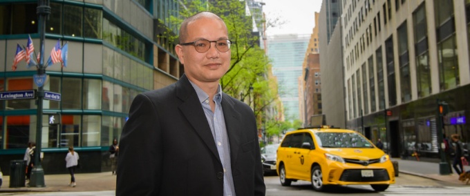 man standing on a ny street.