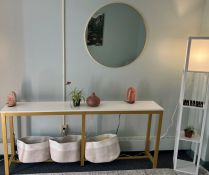 Zoom image: room with shelves with woven baskets, lamp, mirror on the wall